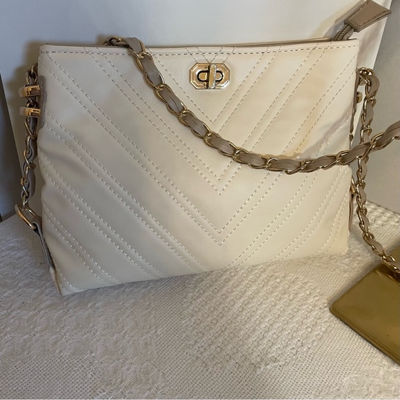 Elegant Cream Quilted Shoulder Bag - Picture 2 of 12
